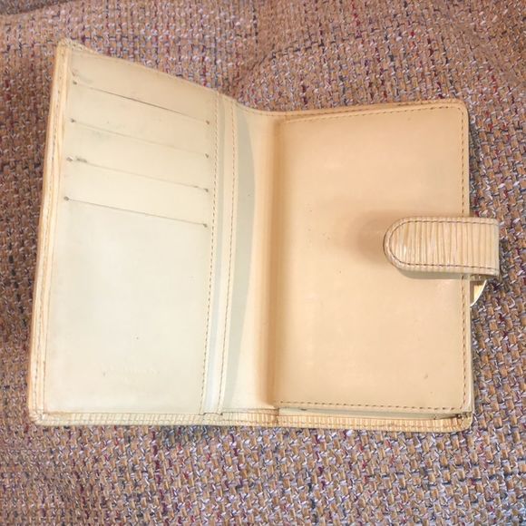 LOUIS VUITTON Ivory EPI Porte Monnaie Viennois Bifold KissLock Wallet Authentic - Picture 16 of 17